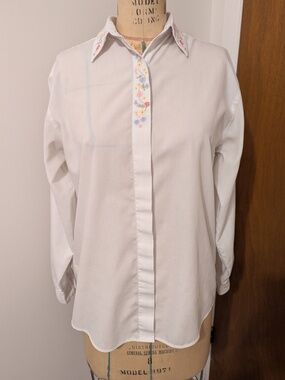 90's Classic Button Down With Flowery Details